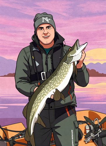 Mies pipo päässä, pitelee sylissään kalaa. Seisoo veneessä